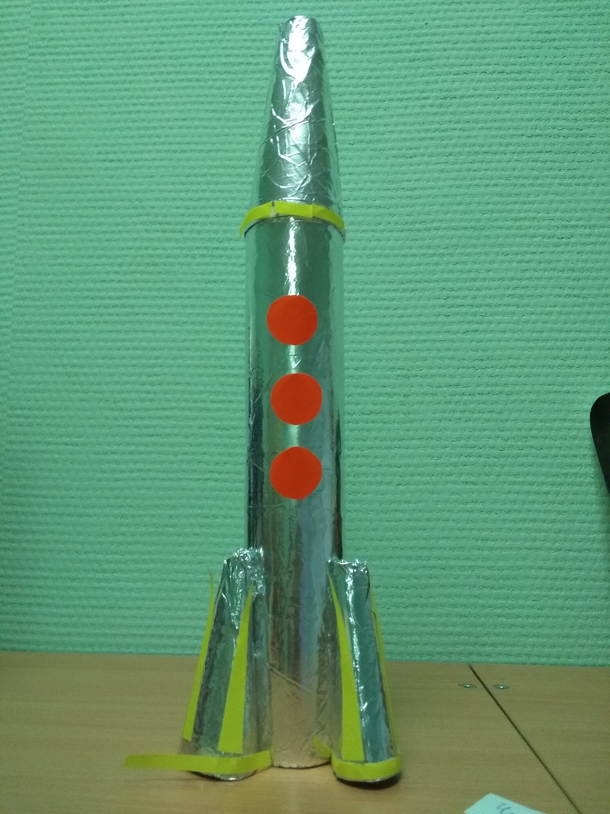 Ракета поделка в школу. Ракета поделка. Космическая ракета поделка. Ракета поделка своими руками. Поделка ракета для детского сада.